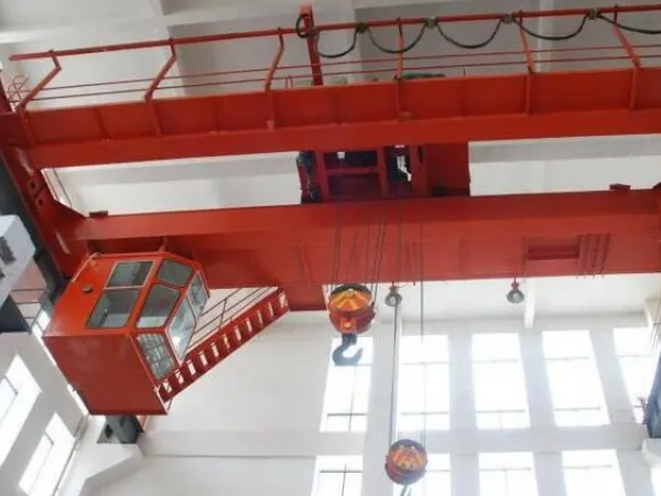 雙梁行車變頻器控制中如何實現(xiàn)行車的正反轉、升降、行走等基本操作？